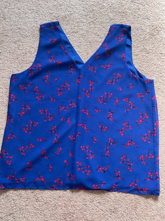 Ann Taylor Factory Tops - NWOT Ann Taylor Factory Royal Blue Red Floral Sleeveless Top XL